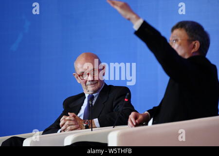 Ehemaliger IWF Stellvertretender Geschäftsführer Zhu Min, rechts, und Pascal Lamy, ehemaliger Generaldirektor der Welthandelsorganisation, Miteinander an der Stockfoto