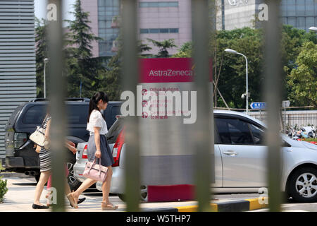 ---- Fußgänger vorbei an einem Namensschild des China Hauptsitz von AstraZeneca in Pudong, Shanghai, China, 23. Juli 2013. Globale biopharmaceutic Stockfoto