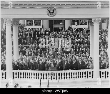 Foto von Dwight D. Eisenhower den Amtseid als Präsident der Vereinigten Staaten von Chief Justice Fred Vinson, als Präsident Truman und andere Würdenträger. Stockfoto