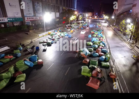 Luftaufnahme von einer Straße mit massiven Parzellen in der Vorbereitung für die zweite Shopping Festival der Taobao 12.12 oder 'double 12' in einem standardisierten Markt in Stockfoto