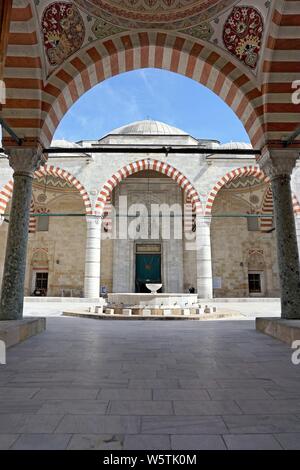 Blick auf den Innenhof des historischen Uc Serefeli Moschee in Edirne, Türkei. Stockfoto