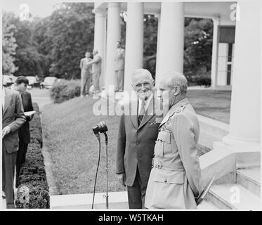 Foto von Feldmarschall Viscount Montgomery von Alamein (Bernard Montgomery), der Chef der Kaiserlichen Generalstab, im Gespräch mit der Presse im Weißen Haus, als Präsident Truman auf aussieht. Stockfoto