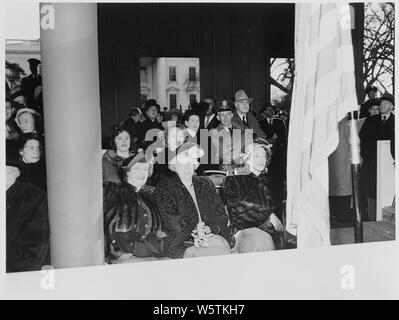 Foto von First Lady Bess Truman und Margaret Truman, mit anderen Würdenträgern, beobachten die Eröffnungs-Parade von der Überprüfung stand. Stockfoto