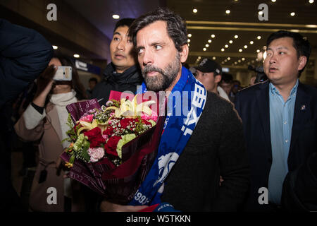 Spanische Fußball-manager Quique Sanchez Flores Grönland von Shanghai Shenhua FC wird dargestellt, nach der Ankunft in Shanghai Pudong International Airpor Stockfoto