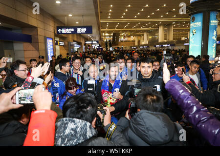 Spanische Fußball-manager Quique Sanchez Flores Grönland von Shanghai Shenhua FC wird dargestellt, nach der Ankunft in Shanghai Pudong International Airpor Stockfoto