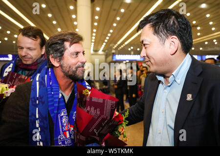 Spanische Fußball-manager Quique Sanchez Flores Grönland von Shanghai Shenhua FC wird dargestellt, nach der Ankunft in Shanghai Pudong International Airpor Stockfoto