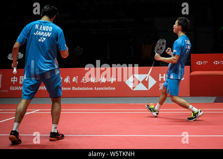 Hiroyuki Endo und Yuta Watanabe von Japan feiern, nachdem sie gegen Chen Hung-ling und Wang Chi-lin von Chinesisch Taipei in ihrer Herren Doppel Grou Stockfoto