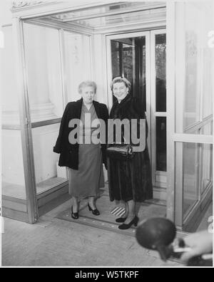 Foto von First Lady Bess Truman mit Mamie Eisenhower, die Ehefrau des Präsidenten, während Frau Eisenhower's Besuch im Weißen Haus. Stockfoto