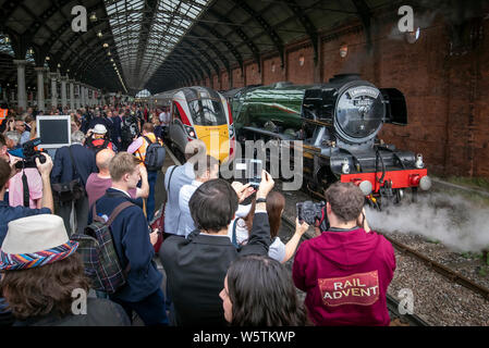 Eine neue Azuma Zug neben dem Flying Scotsman Lok bei Darlington Bahnhof in der Grafschaft Durham, London Nord Ost der Bahnhof neue Azuma Dienst ist gestartet. Stockfoto