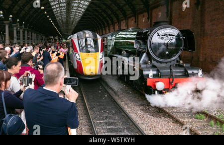 Eine neue Azuma Zug neben dem Flying Scotsman Lok bei Darlington Bahnhof in der Grafschaft Durham, London Nord Ost der Bahnhof neue Azuma Dienst ist gestartet. Stockfoto