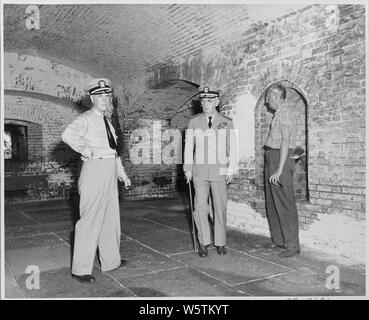 Foto von Fleet Admiral William Leahy (Mitte) mit anderen Mitgliedern von Präsident Truman's Party, die während ihrer Tour Fort Jefferson National Monument. Stockfoto