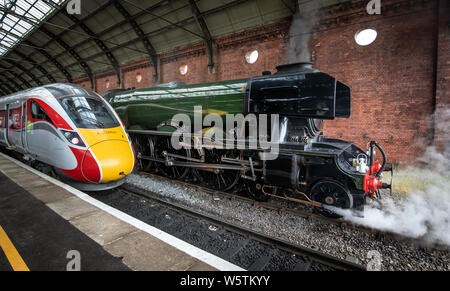 Eine neue Azuma Zug neben dem Flying Scotsman Lok bei Darlington Bahnhof in der Grafschaft Durham, London Nord Ost der Bahnhof neue Azuma Dienst ist gestartet. Stockfoto