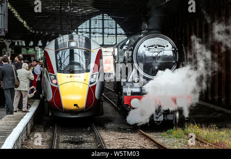 Eine neue Azuma Zug neben dem Flying Scotsman Lok bei Darlington Bahnhof in der Grafschaft Durham, London Nord Ost der Bahnhof neue Azuma Dienst ist gestartet. Stockfoto