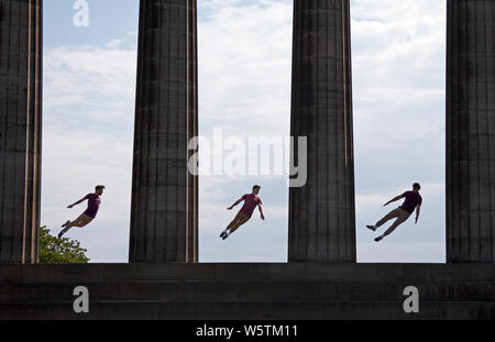 Calton Hill, Edinburgh, Schottland. 30. Juli 2019. Edinburgh Fringe Fotoauftrag. Erstaunliche Akrobatik als Bromance zurück nach Edinburgh. UK heißesten Circus Company Award kaum Methodische gewinnen Truppe ihr Debüt zeigen zurück, wo alles begann. Großer Mann Lois Geschenk, Cyr wheeling Sterne Charlie Chaplin und fliegende trickster Beren d'Amico. Credit: Bogen Weiß/Alamy leben Nachrichten Stockfoto