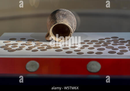 Aksaray/Türkei - 07. Juli 2019: Antike Münzen mit Krug in Aksaray Museum Stockfoto