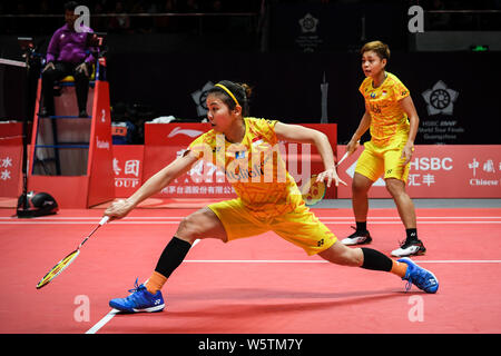 Misaki Matsutomo und Ayaka Takahashi von Indonesien zurück einen Schuß zu Du Yue und Li Yinhui von China in ihren Damen Doppel Gruppe ein Spiel während der HSB Stockfoto