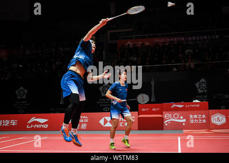 Du Yue und Li Yinhui von China wieder einen Schuß zu Misaki Matsutomo und Ayaka Takahashi von Indonesien in ihrer Damen Doppel Gruppe ein Spiel während der HSB Stockfoto