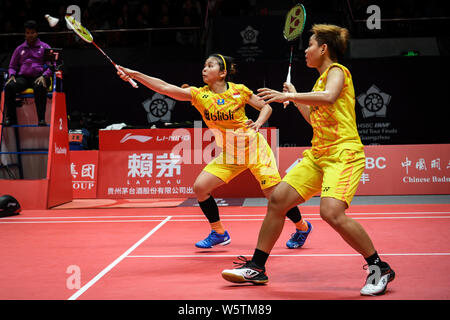 Misaki Matsutomo und Ayaka Takahashi von Indonesien zurück einen Schuß zu Du Yue und Li Yinhui von China in ihren Damen Doppel Gruppe ein Spiel während der HSB Stockfoto