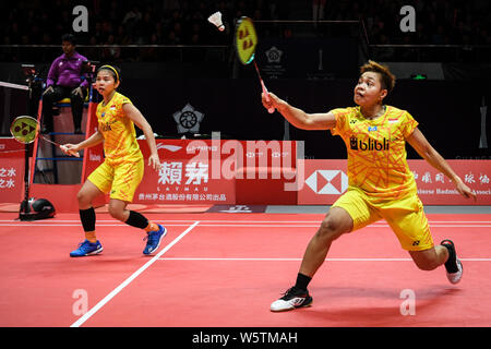 Misaki Matsutomo und Ayaka Takahashi von Indonesien zurück einen Schuß zu Du Yue und Li Yinhui von China in ihren Damen Doppel Gruppe ein Spiel während der HSB Stockfoto