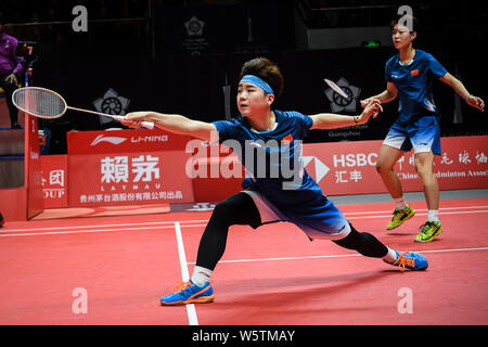 Du Yue und Li Yinhui von China wieder einen Schuß zu Misaki Matsutomo und Ayaka Takahashi von Indonesien in ihrer Damen Doppel Gruppe ein Spiel während der HSB Stockfoto