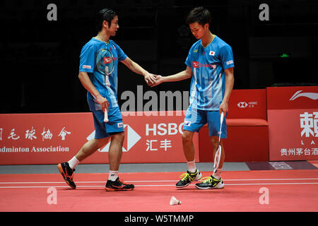 Hiroyuki Endo und Yuta Watanabe von Japan feiern, nachdem sie gegen Chen Hung-ling und Wang Chi-lin von Chinesisch Taipei in ihrer Herren Doppel Grou Stockfoto