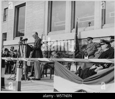 Foto von General George Marshall sprechen in das Pentagon Hof während einer Zeremonie, bei der er eine Medaille von Präsident Truman, anlässlich seines Ausscheidens aus dem Amt als Stabschef der Armee. Stockfoto