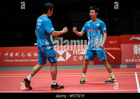 Hiroyuki Endo und Yuta Watanabe von Japan feiern, nachdem sie gegen Chen Hung-ling und Wang Chi-lin von Chinesisch Taipei in ihrer Herren Doppel Grou Stockfoto