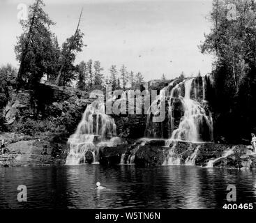 Foto von Stachelbeere fällt auf die Stachelbeere Fluss; Umfang und Inhalt: Original Bildunterschrift: Stachelbeere fällt auf die Stachelbeere River in der Nähe von Lake Superior auf dem North Shore Drive. Stockfoto