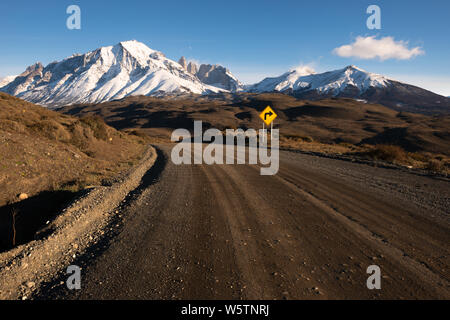 Straße im Torres del Paine Nationalpark in Chile. Stockfoto