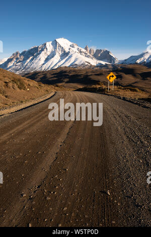 Straße im Torres del Paine Nationalpark in Chile. Stockfoto