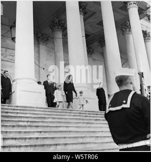 Foto von Jacqueline Kennedy Verlassen der Hauptstadt mit ihren Kindern, Caroline und John, jr., und ihr Schwager, Attorney General Robert F. Kennedy, während Präsident Kennedys Staatsbegräbnis. Stockfoto