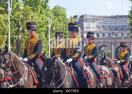 All-female troopers von der King's Troop, Royal Horse artillery Drehen in die Mall nach dem Fuehrungswechsel bei der Horse Guards Parade, Stockfoto