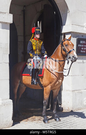 London, Westminster. Eine weibliche trooper von der King's Troop, Royal Horse artillery Montage guard in Whitehall. Stockfoto