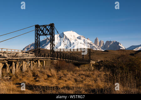 Alte Brücke über Fluss Paine im Torres del Paine Nationalpark, Chile. Stockfoto