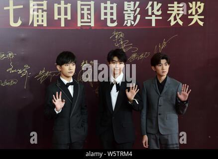 (Von links) Jackson Yee oder Yi Yangqianxi, Karry Wang oder Wang Junkai und Roy Wang oder Wang Yuan chinesischer Junge Gruppe TFBoys darstellen, da sie auf der Anfahrt Stockfoto