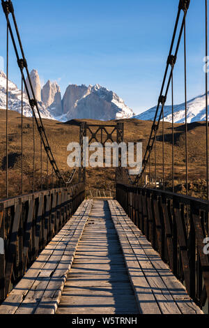 Alte Brücke über Fluss Paine im Torres del Paine Nationalpark, Chile. Stockfoto