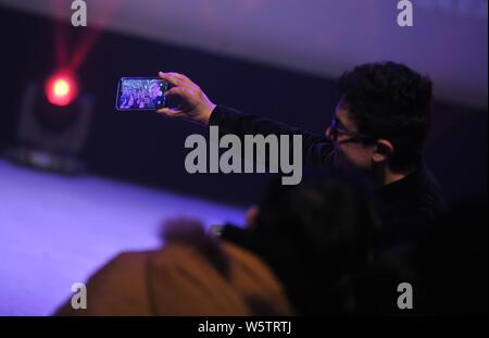 Indischen Schauspieler Aamir Khan besucht eine Premiere für seinen Film "Schläger von hindostan" in Peking, China, 24. Dezember 2018. Stockfoto