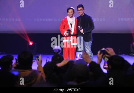 Indischen Schauspieler Aamir Khan, rechts, und Santa Claus - gekleidete chinesische Schauspieler Wang Baoqiang besuchen eine Premiere für den Film "Schläger von Hindostan' in Peking, C Stockfoto