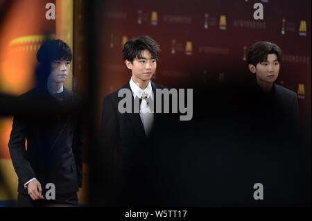(Von links) Jackson Yee oder Yi Yangqianxi, Karry Wang oder Wang Junkai und Roy Wang oder Wang Yuan chinesischer Junge Gruppe TFBoys darstellen, da sie auf der Anfahrt Stockfoto