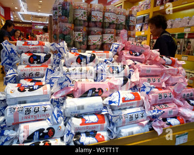---- White Rabbit Creamy Candies sind für den Verkauf in einem Laden in Shanghai, China, 11. Februar 2018. Warner Brothers' Bugs Bunny kann leicht überstrahlen seine Stockfoto