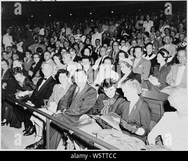 Foto von Margaret Truman und anderen im Publikum für die Premiere des Glaubens unserer Väter im Rock Creek Park Sesquicentennial Amphitheater. Stockfoto