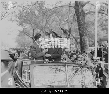 Foto des mexikanischen Präsidenten Miguel Aleman, sprechen Sie in das Mikrofon während eines Begrüßungszeremonie im Bezirk Gebäude in Washington, wie Präsident Truman auf aussieht. Stockfoto