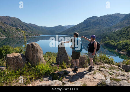 Wanderer genießen Sie den Blick über den Barragem de Vilarinho das Furnas, in der Nähe von Campo Do Geres, peneda-geres National Park, Portugal, EU Stockfoto