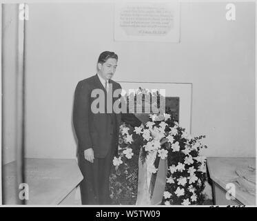 Foto des mexikanischen Präsidenten Miguel Aleman mit einer Kranzniederlegung am Grab von George Washington Mount Vernon. Stockfoto