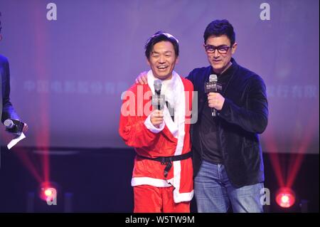 Indischen Schauspieler Aamir Khan, rechts, und Santa Claus - gekleidete chinesische Schauspieler Wang Baoqiang besuchen eine Premiere für den Film "Schläger von Hindostan' in Peking, C Stockfoto