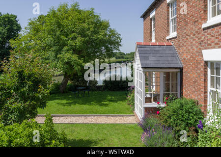 Das alte Zollhaus, ein freistehendes Zeitraum Eigentum, staning auf der Bank des Grand Union Canal Shutlanger Arm, Northamptonshire, Großbritannien Stockfoto