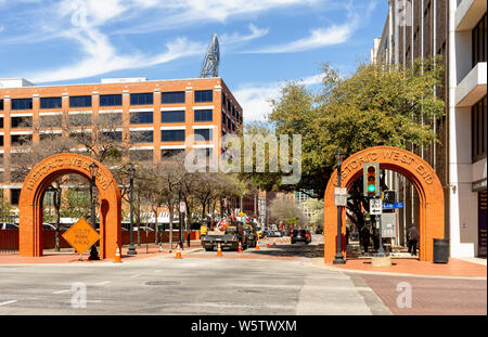 DALLAS, USA - 16. März 2019: Dallas West End Eingang Portal in Dallas. Texas, United States Stockfoto