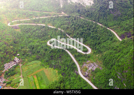 Luftaufnahme der Gebirgsstrasse um Berge in Du' ein Yao autonomen Grafschaft, Hechi City, South China Guangxi Zhuang autonomen Region, 18. Stockfoto