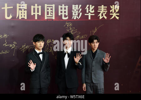(Von links) Jackson Yee oder Yi Yangqianxi, Karry Wang oder Wang Junkai und Roy Wang oder Wang Yuan chinesischer Junge Gruppe TFBoys darstellen, da sie auf der Anfahrt Stockfoto
