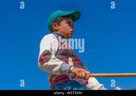 Eskisehir/Turkey-June 30 2019: Portrait kind Hirte Reiten Esel mit seinem Stock in seiner Hand. Stockfoto